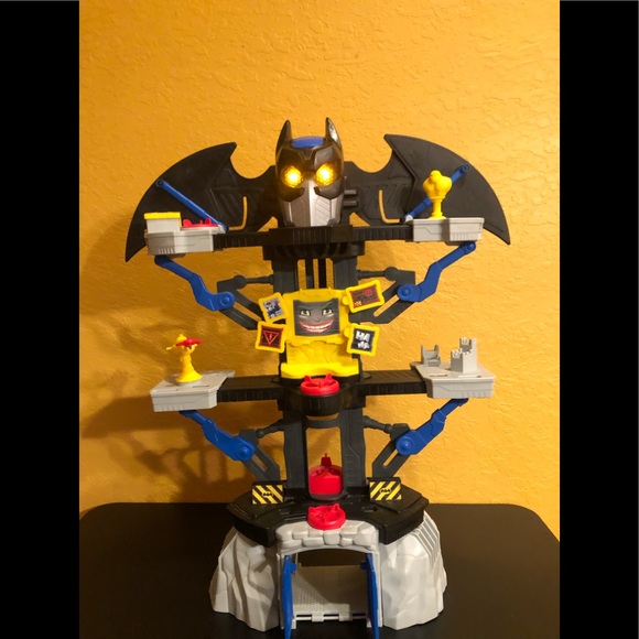 DC Batman’s Cave Playset w/ Small Action Figures - Picture 4 of 5